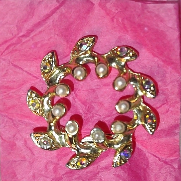 Circle of Leaves Brooch w/ Aurora Borealis Stones & Pearl - Picture 10 of 10